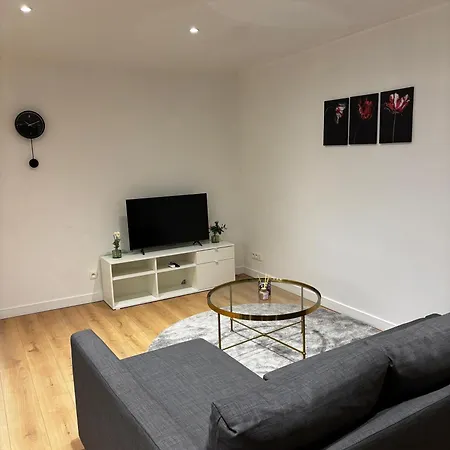 Stylish 1br & 1lr Apt, 15 Min Walk To Center