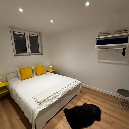 Stylish 1br & 1lr Apt, 15 Min Walk To Center