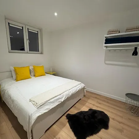 Stylish 1br & 1lr Apt, 15 Min Walk To Center Apartment *