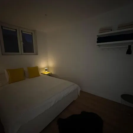 Stylish 1br & 1lr Apt, 15 Min Walk To Center