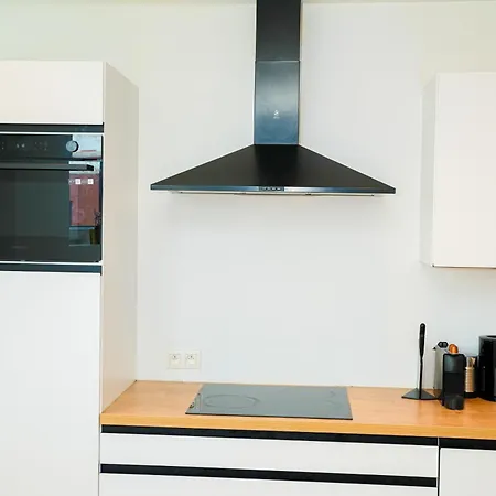 Stylish 1br & 1lr Apt, 15 Min Walk To Center