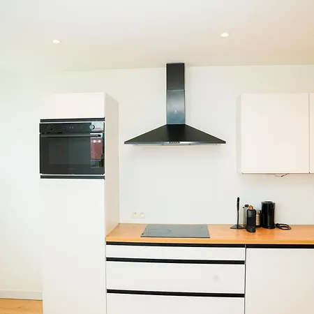 Stylish 1br & 1lr Apt, 15 Min Walk To Center Apartment *