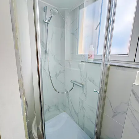 Stylish 1br & 1lr Apt, 15 Min Walk To Center